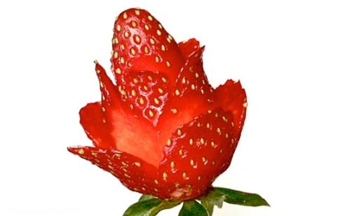 آموزش تصویری درست کردن گل رز با توت فرنگی