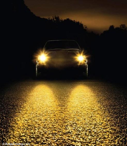 لوگوی مک دونالد با نور چراغ ماشین در شب