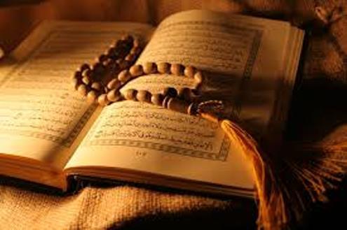 حافظان و قاریان قرآن بخوانند