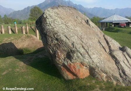 صخره های بزرگ سنگی در هیمالیا