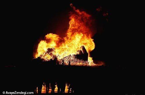  عکس های جالب از بزرگترین آتش هیزمی 