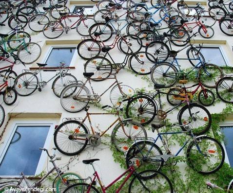یک دیوار پر از دوچرخه!